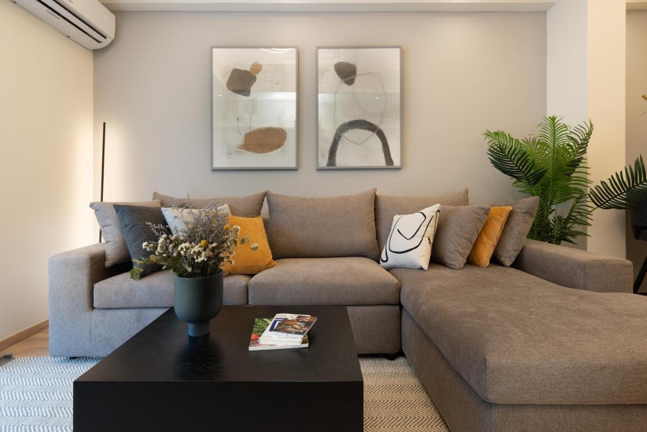Newly Renovated 2 Bedroom Apartment, 5Min To Metro Athena Bagian luar foto