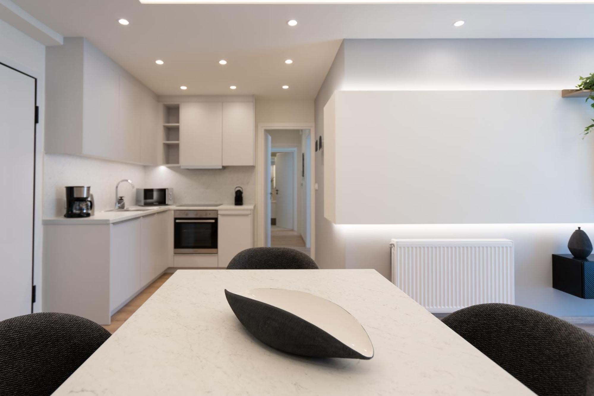 Newly Renovated 2 Bedroom Apartment, 5Min To Metro Athena Bagian luar foto