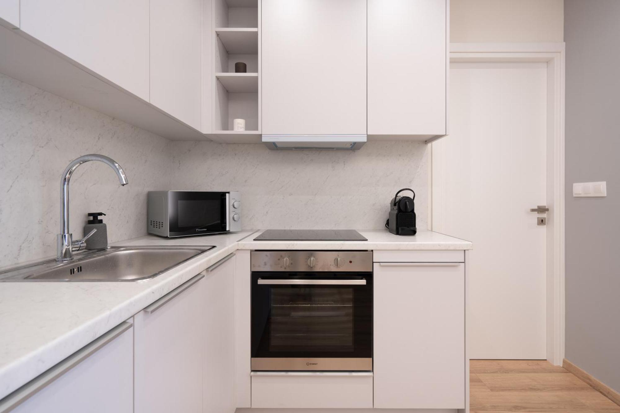 Newly Renovated 2 Bedroom Apartment, 5Min To Metro Athena Bagian luar foto