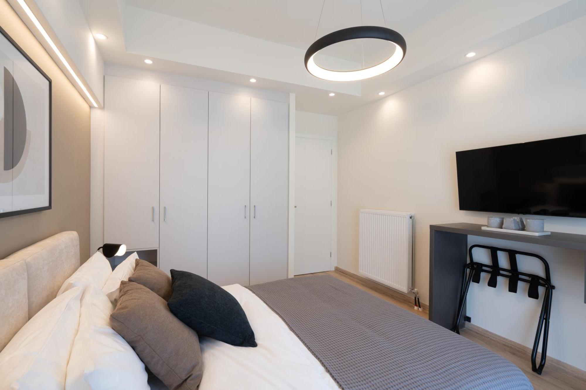 Newly Renovated 2 Bedroom Apartment, 5Min To Metro Athena Bagian luar foto