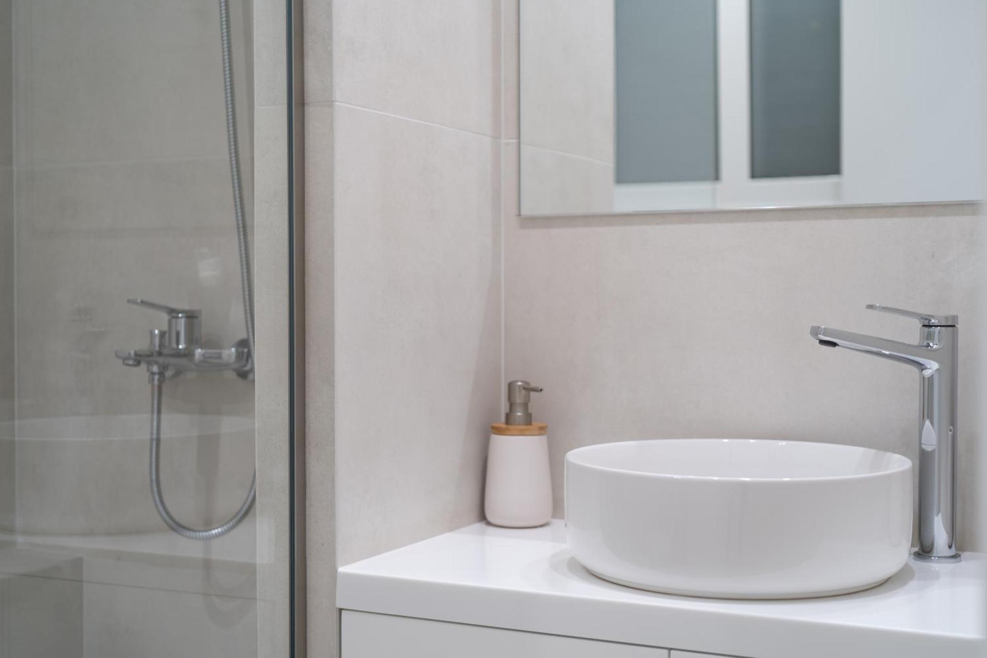 Newly Renovated 2 Bedroom Apartment, 5Min To Metro Athena Bagian luar foto